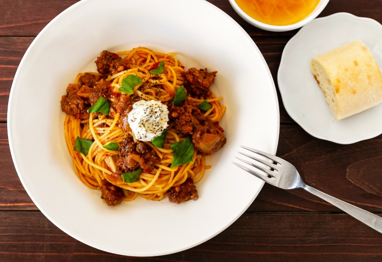 ラグーソースパスタ バジルクリームのせ