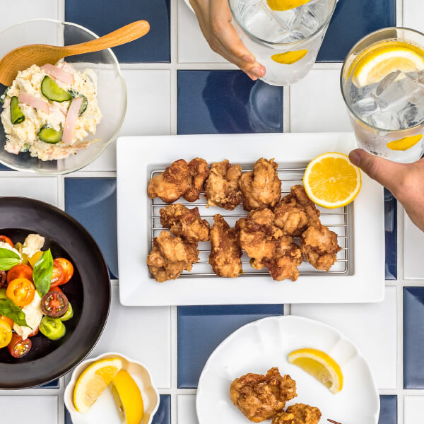 晩酌シーンで揚げもののおつまみを